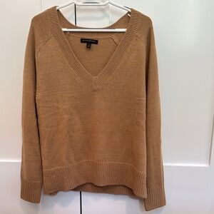 Banana Republic Women’s Lofty V-Neck Essential Sweater in Camel Heather Med